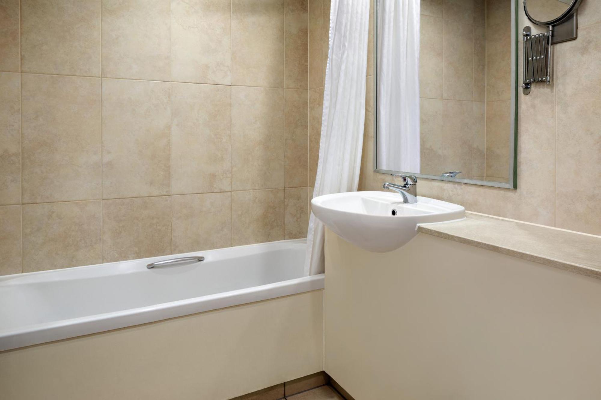 Ramada By Wyndham Cheltenham Golden Valley Ngoại thất bức ảnh