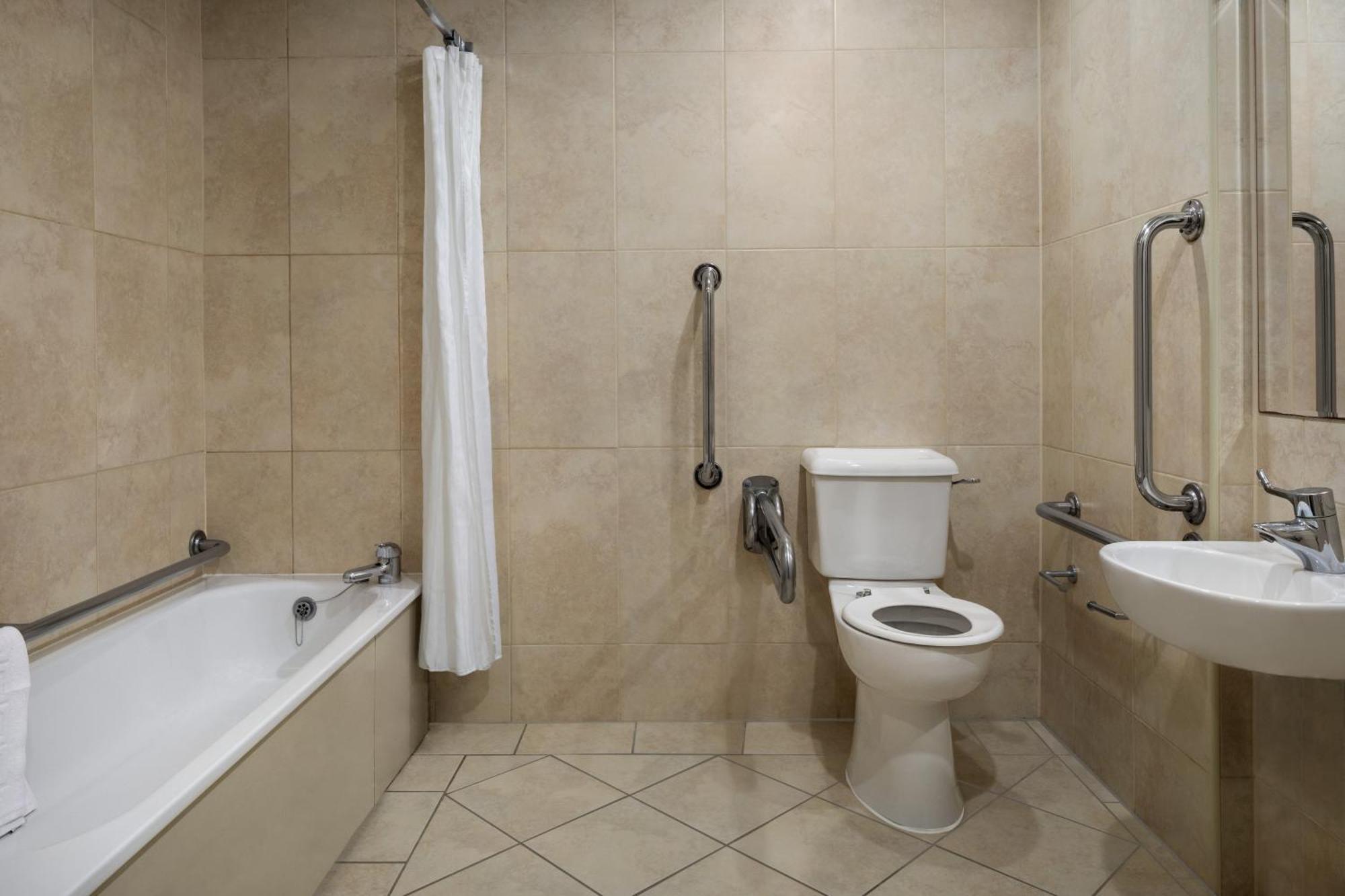 Ramada By Wyndham Cheltenham Golden Valley Ngoại thất bức ảnh